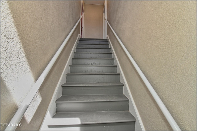 615 Arizona Ave, El Paso, TX 79902 - stairway with a textured wall