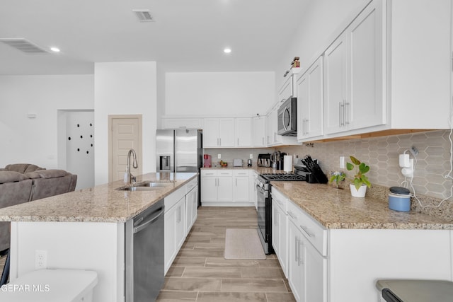 12614 Amesbury, El Paso, TX 79928 - kitchen featuring stainless steel appliances, a sink, white cabinets, a kitchen island with sink, and recessed lighting