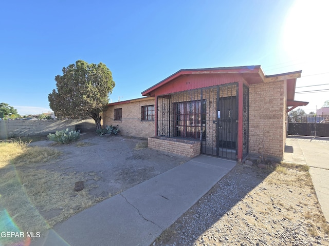 371 Medina St, El Paso, TX 79905 - ranch-style home with brick siding and a gate