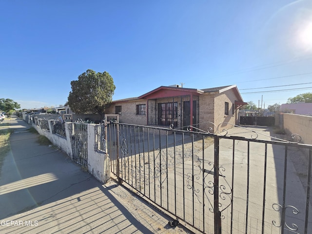 371 Medina St, El Paso, TX 79905 - ranch-style house with a fenced front yard and brick siding