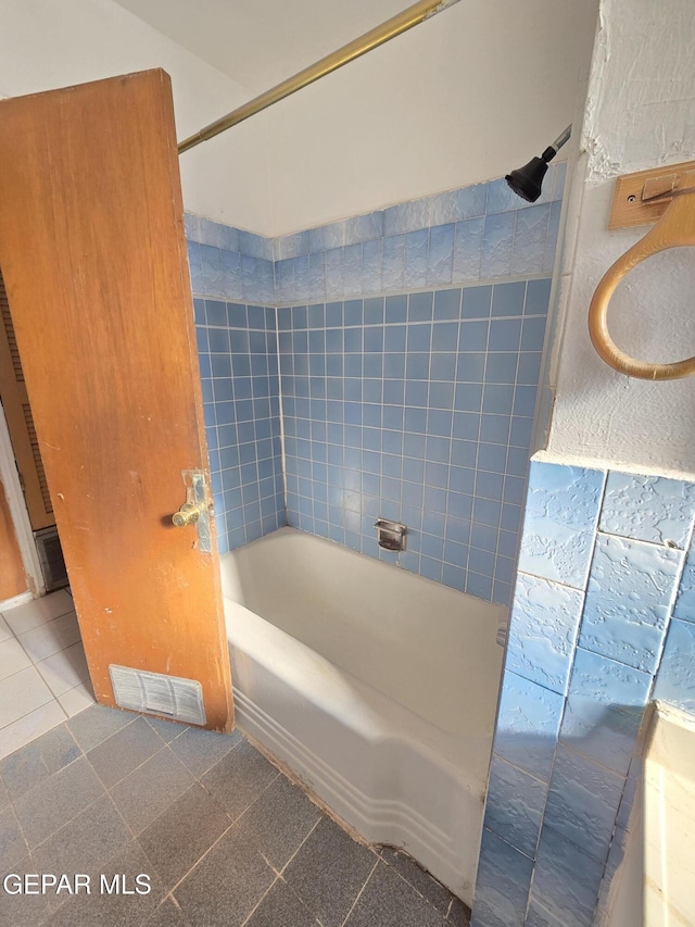 371 Medina St, El Paso, TX 79905 - bathroom featuring shower / bathtub combination