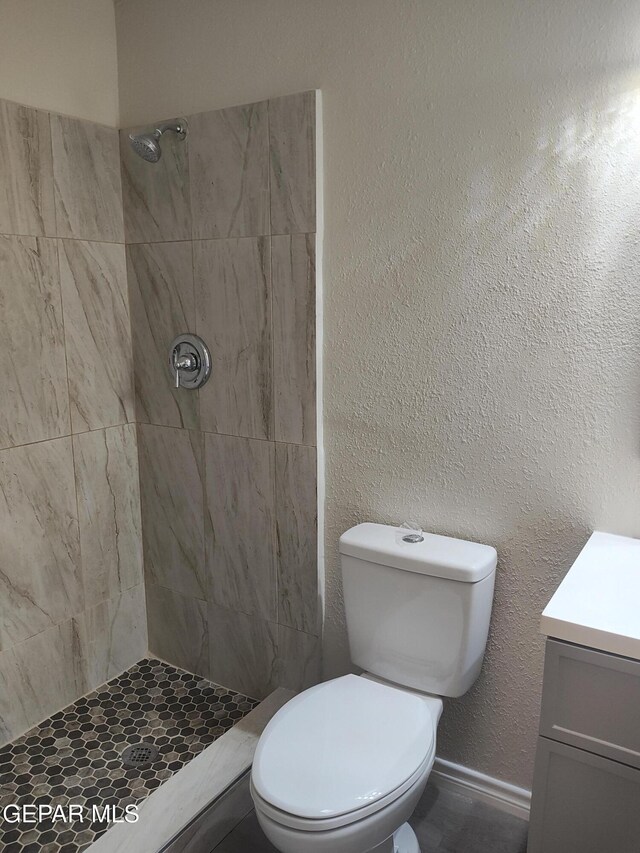 338 Maricela Dr, El Paso, TX 79915 - bathroom featuring tiled shower, toilet, and vanity