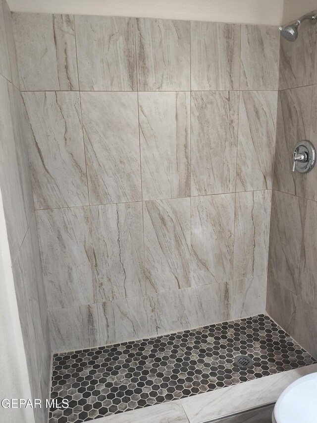 338 Maricela Dr, El Paso, TX 79915 - bathroom featuring a tile shower