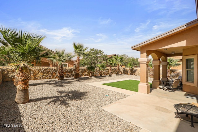 14309 Coyote Trl, El Paso, TX 79938 - fenced backyard featuring a patio area