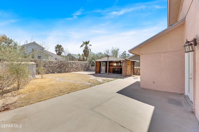 5424 Fire Ridge Cir, El Paso, TX 79932 - fenced backyard featuring a patio area