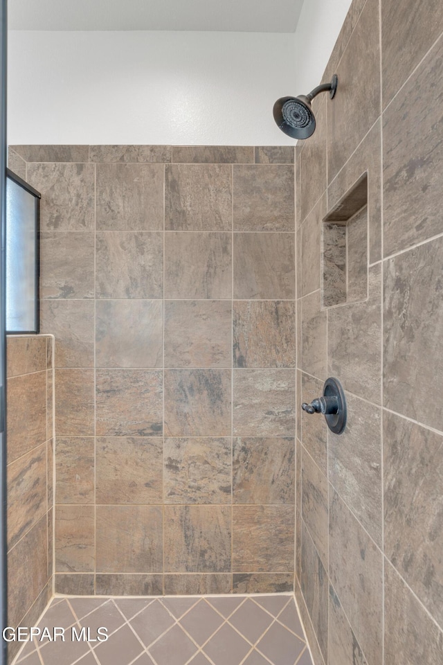 12776 Runway Ave, El Paso, TX 79928 - full bath featuring tiled shower