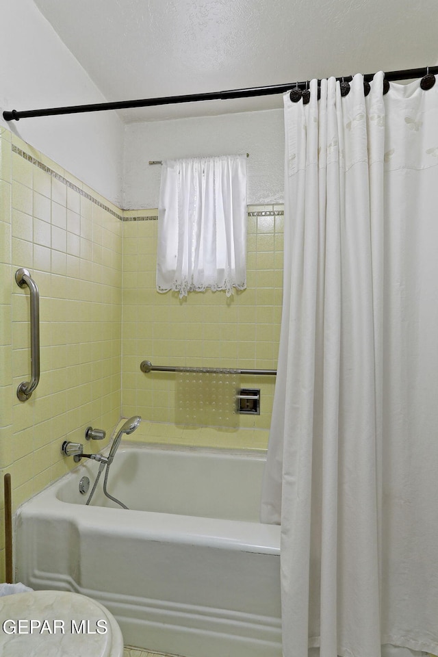 211 Green Haven Pl, El Paso, TX 79907 - full bathroom featuring shower / bath combo with shower curtain and toilet