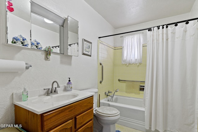 211 Green Haven Pl, El Paso, TX 79907 - full bathroom featuring toilet, shower / bathtub combination with curtain, and vanity