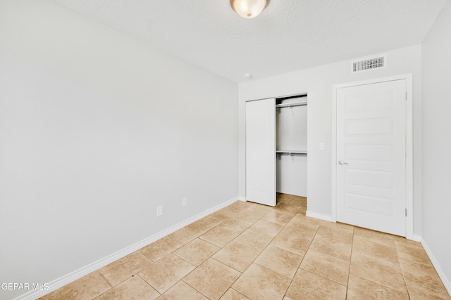 729 Delhi Dr, Socorro, TX 79927 - unfurnished bedroom featuring baseboards, a closet, and a textured ceiling