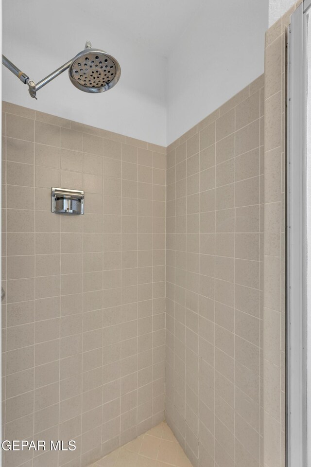 724 Gary Ln, El Paso, TX 79922 - full bath featuring tiled shower