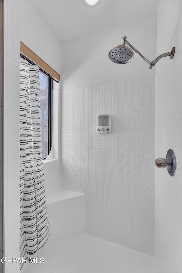 724 Gary Ln, El Paso, TX 79922 - full bathroom featuring tiled shower