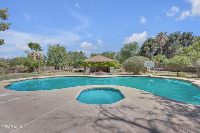 724 Gary Ln, El Paso, TX 79922 - swimming pool with an in-ground hot tub, a patio, and view of scattered trees