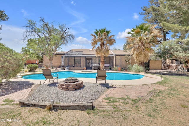 724 Gary Ln, El Paso, TX 79922 - swimming pool featuring an outdoor fire pit and a patio