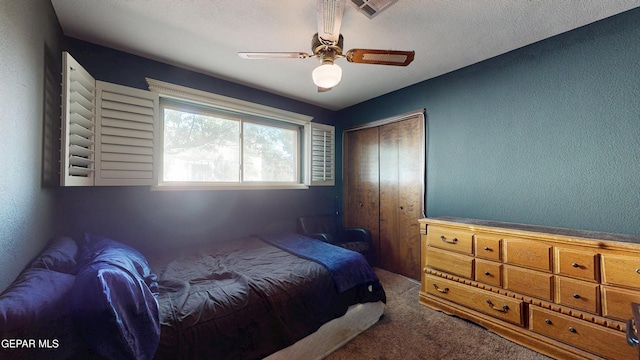 492 Country Oaks Dr, El Paso, TX 79932 - carpeted bedroom featuring a textured wall, a ceiling fan, and a closet
