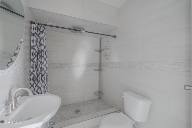 2712 Federal Ave, El Paso, TX 79930 - full bath with tile walls, a sink, a tile shower, and toilet