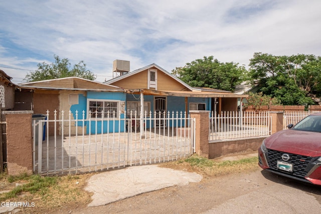 363 Ontiveros St, El Paso, TX 79932 - bungalow-style house featuring a fenced front yard