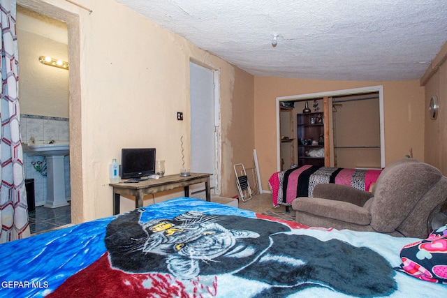363 Ontiveros St, El Paso, TX 79932 - bedroom featuring a textured ceiling and a closet