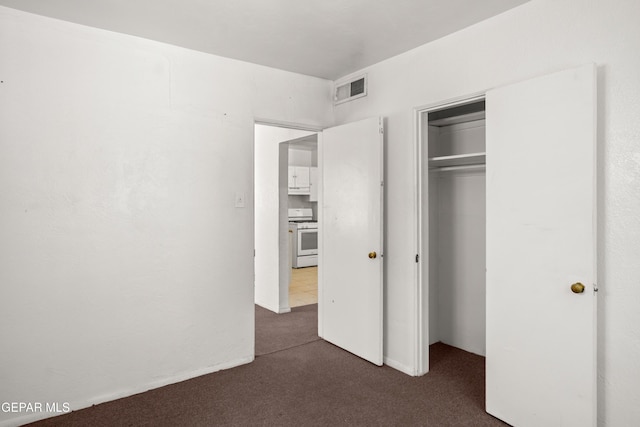 1611 N Kansas St, El Paso, TX 79902 - unfurnished bedroom featuring dark colored carpet and a closet