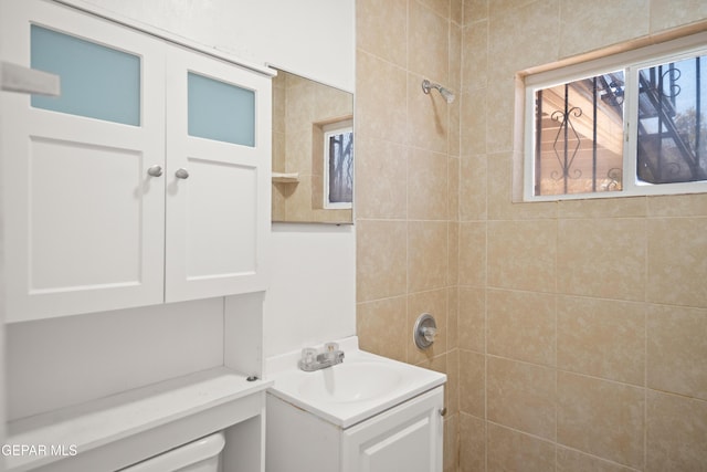 1611 N Kansas St, El Paso, TX 79902 - full bath featuring vanity and tiled shower