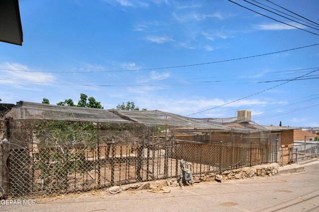 1611 N Kansas St, El Paso, TX 79902 - view of yard