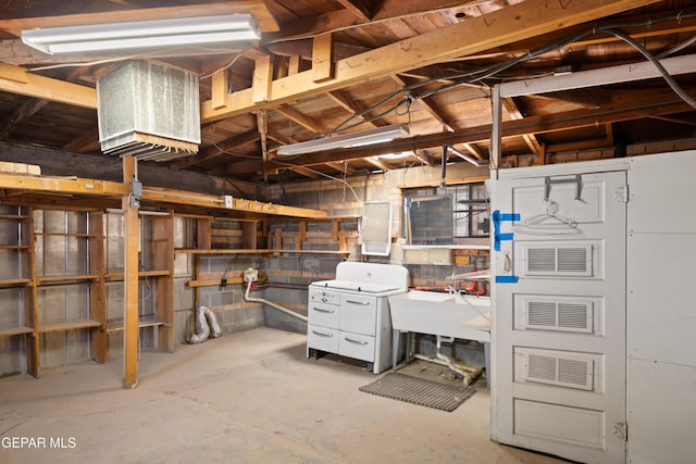 1611 N Kansas St, El Paso, TX 79902 - below grade area featuring a sink