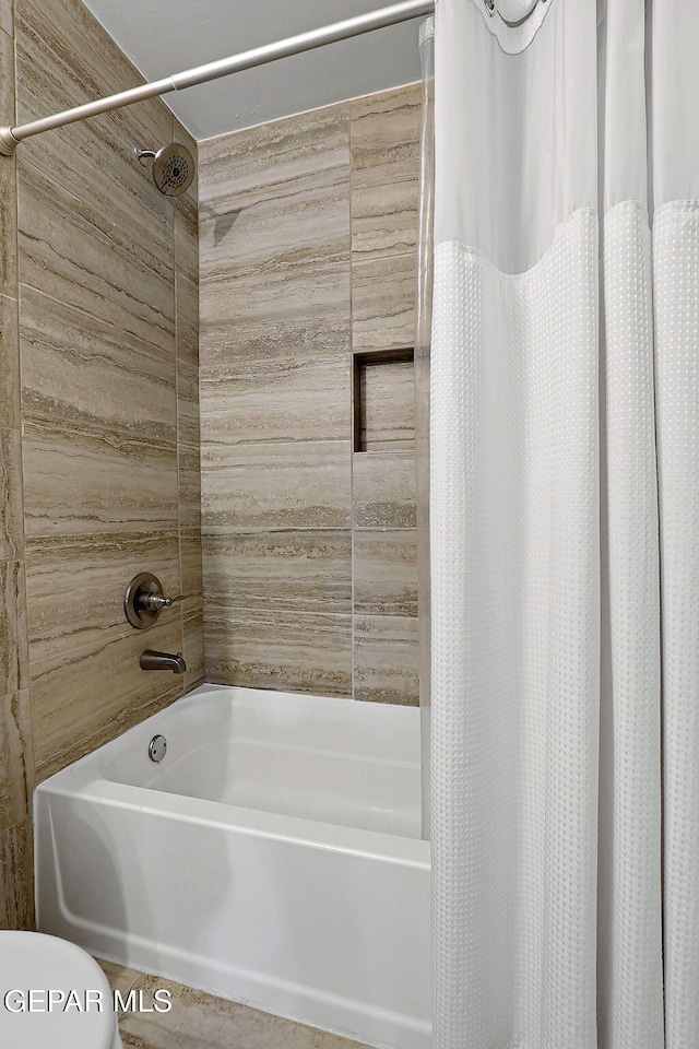 533 Cedarwood Ave, El Paso, TX 79928 - full bath with shower / bath combo with shower curtain and toilet