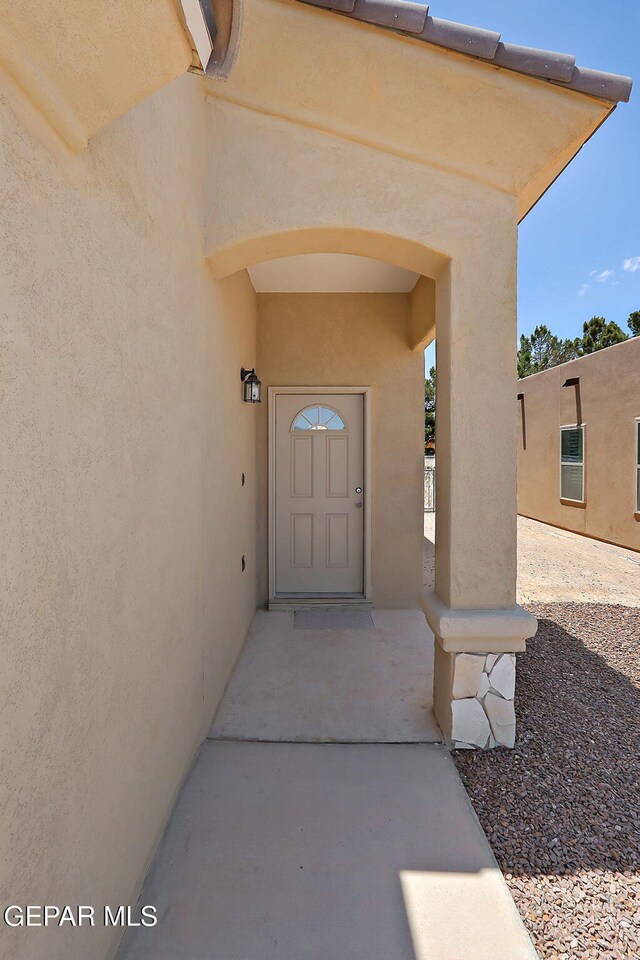 533 Cedarwood Ave, El Paso, TX 79928 - view of exterior entry featuring stucco siding