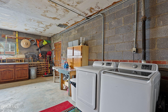 4012 Hastings Dr, El Paso, TX 79903 - laundry area with concrete block wall, washing machine and dryer, and a workshop area