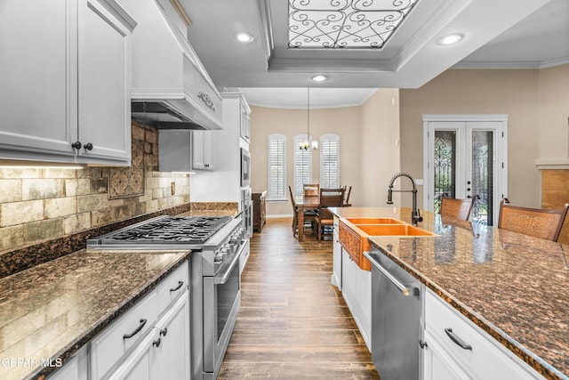 14624 Long Shadow Ave, El Paso, TX 79938 - kitchen featuring appliances with stainless steel finishes, a sink, dark wood-type flooring, crown molding, and recessed lighting