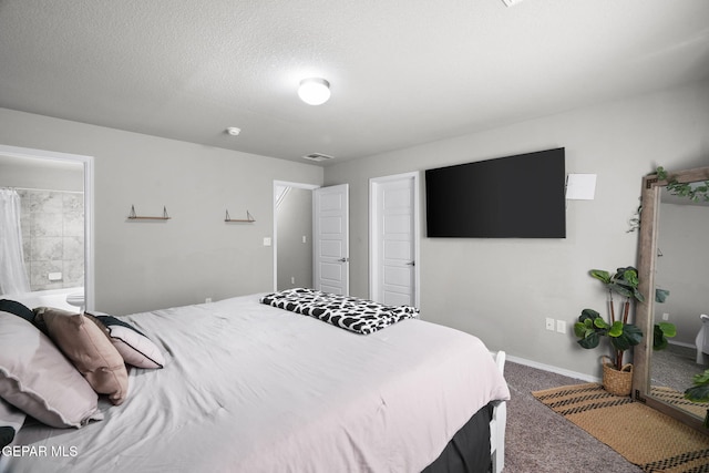 11562 Flor Gloriosa Dr, Socorro, TX 79927 - carpeted bedroom featuring baseboards, ensuite bath, and a textured ceiling