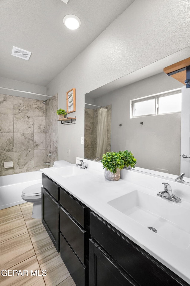 11562 Flor Gloriosa Dr, Socorro, TX 79927 - full bathroom featuring double vanity, toilet, and shower / bath combo with shower curtain