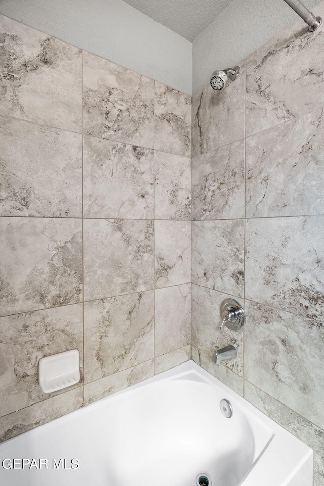11562 Flor Gloriosa Dr, Socorro, TX 79927 - full bathroom featuring washtub / shower combination