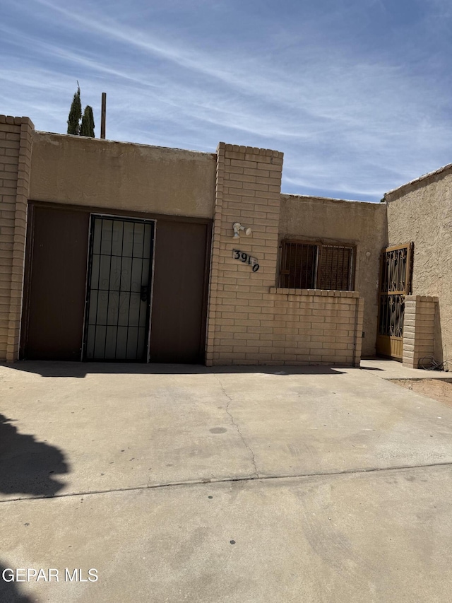 3910 Quasar Ct, El Paso, TX 79904 - adobe home featuring a gate and stucco siding