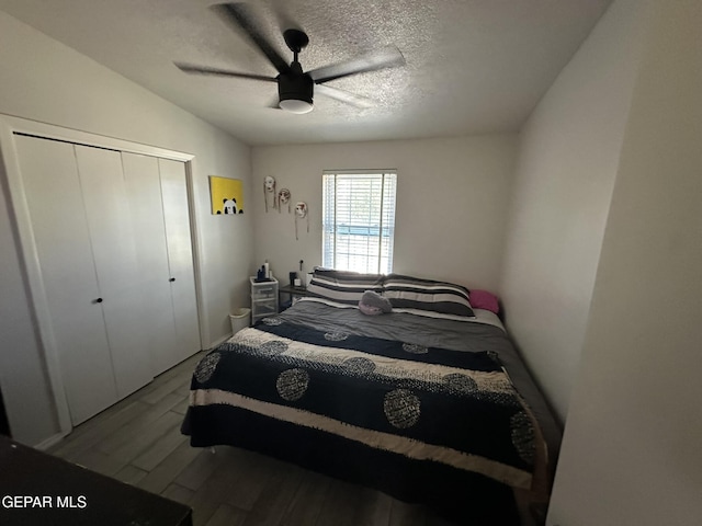 5028 Sagittarius Ave, El Paso, TX 79924 - bedroom with wood finished floors, a closet, a textured ceiling, and ceiling fan