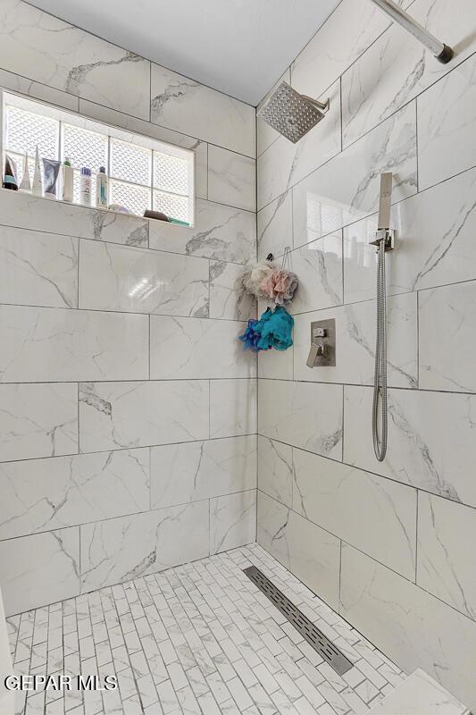 14156 Warren Belin Dr, Horizon City, TX 79928 - bathroom with tiled shower