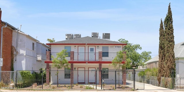 1107 Myrtle Ave A-D, Unit A-D, El Paso, TX 79901 - view of front facade featuring a balcony, a fenced front yard, and stucco siding