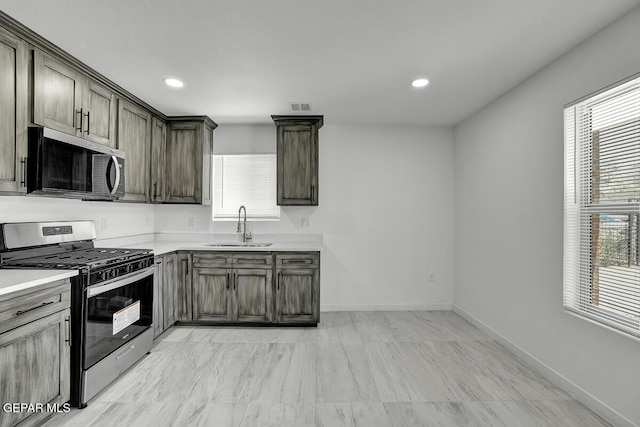 1107 Myrtle Ave A-D, Unit A-D, El Paso, TX 79901 - kitchen featuring stainless steel appliances, a sink, light countertops, baseboards, and recessed lighting