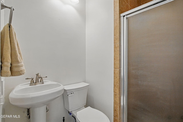 6006 Balcones Ct Unit 19, El Paso, TX 79912 - bathroom featuring a shower stall, toilet, and a sink
