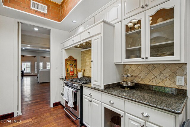 6006 Balcones Ct Unit 19, El Paso, TX 79912 - bar featuring stainless steel gas range oven, dark wood-type flooring, tasteful backsplash, recessed lighting, and baseboards