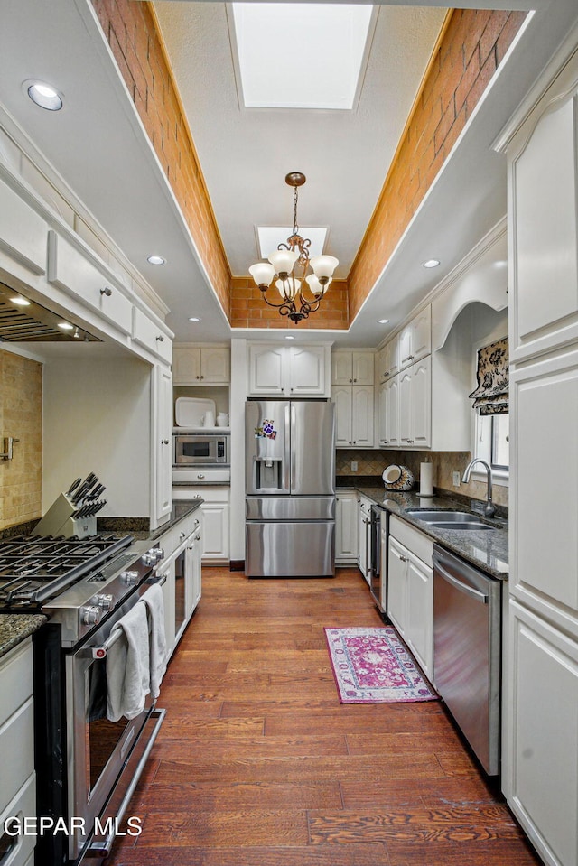 6006 Balcones Ct Unit 19, El Paso, TX 79912 - kitchen featuring stainless steel appliances, a sink, a chandelier, tasteful backsplash, and recessed lighting