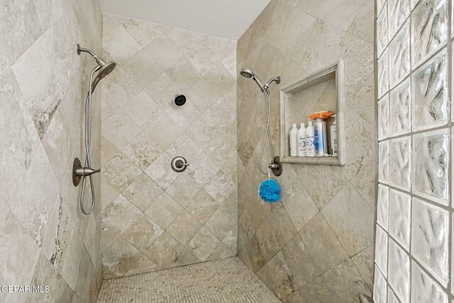 6006 Balcones Ct Unit 19, El Paso, TX 79912 - bathroom featuring tiled shower