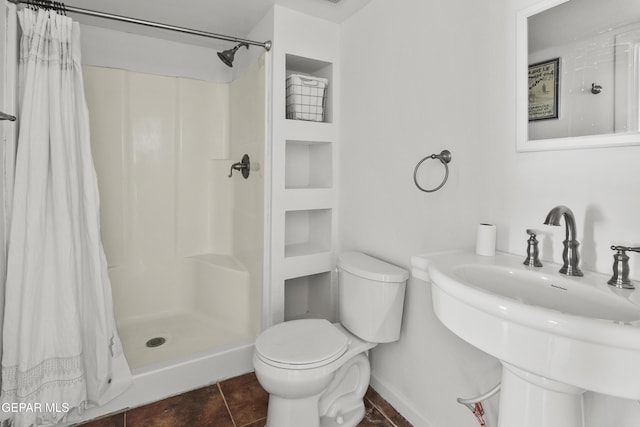 3100 Wheeling Ave, El Paso, TX 79930 - full bath featuring curtained shower, toilet, a sink, tile patterned floors, and baseboards