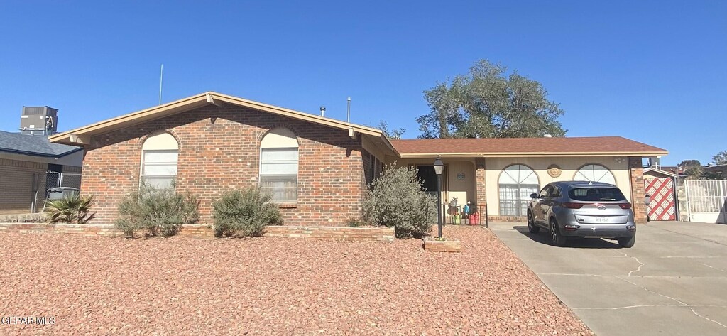 3008 Gaston Dr, El Paso, TX 79935 - photo 1