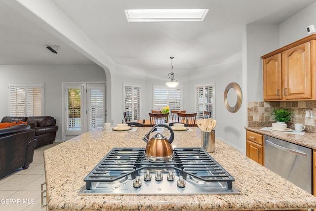 6308 Franklin Vis, El Paso, TX 79912 - kitchen with stainless steel appliances, backsplash, open floor plan, and healthy amount of natural light
