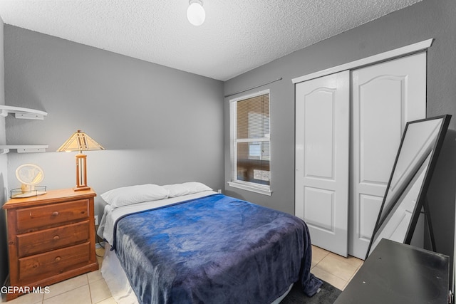 2297 Lisa Sherr St, El Paso, TX 79938 - bedroom featuring light tile patterned floors, a textured ceiling, and a closet