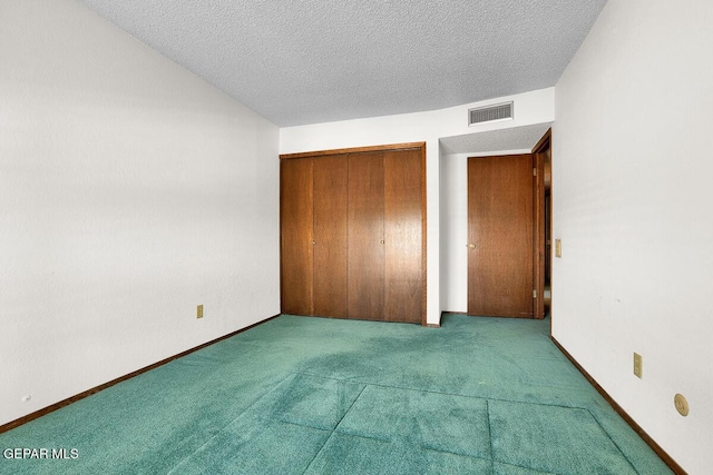 1126 Loma Verde Dr, El Paso, TX 79936 - unfurnished bedroom featuring carpet flooring, a closet, baseboards, and a textured ceiling