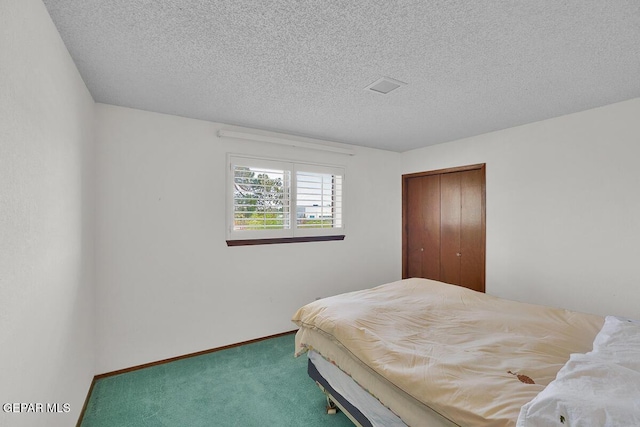 1126 Loma Verde Dr, El Paso, TX 79936 - bedroom with carpet floors, a closet, baseboards, and a textured ceiling