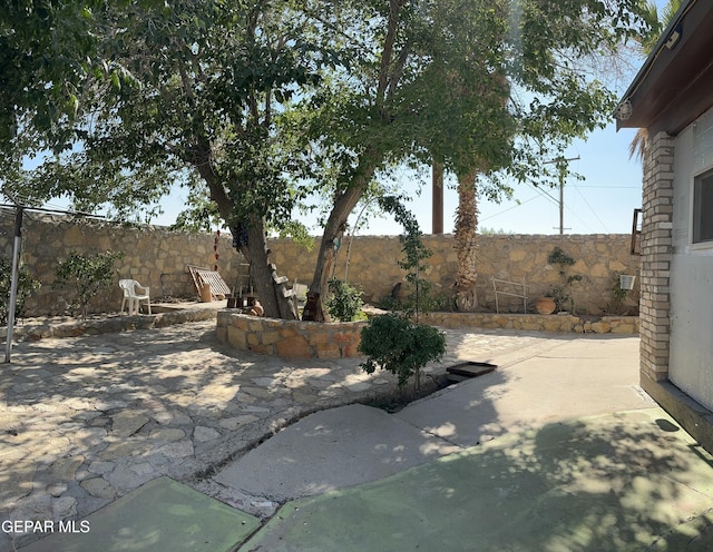 7800 Monterrey Dr, El Paso, TX 79915 - fenced backyard featuring a patio