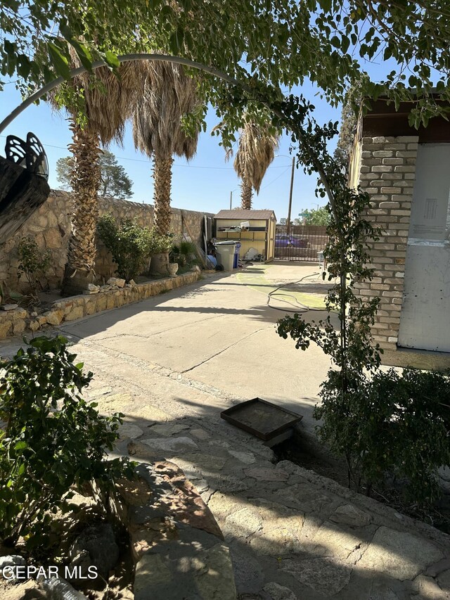 7800 Monterrey Dr, El Paso, TX 79915 - view of patio