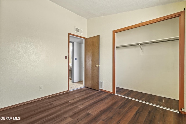 4112 Blackstone Ct, El Paso, TX 79922 - unfurnished bedroom featuring wood finished floors, a closet, vaulted ceiling, and baseboards